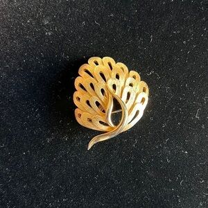 Vintage JJ Jonette abstract peacock gold tone metal brooch lucky charm